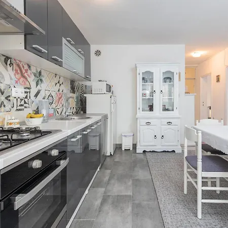 Appartement Nice In With Kitchen